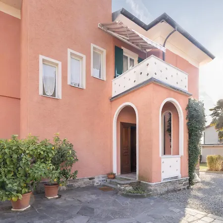 La Rossa Camelia * Cannobio